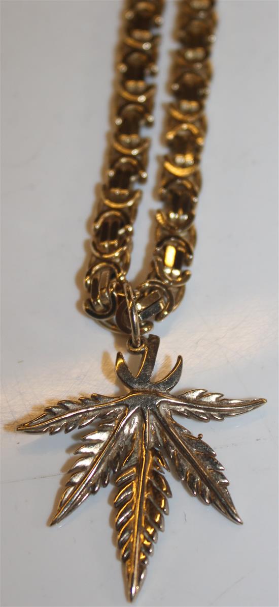 An Italian 14ct gold Bizantine link necklace with foliate pendant drop, chain(-)